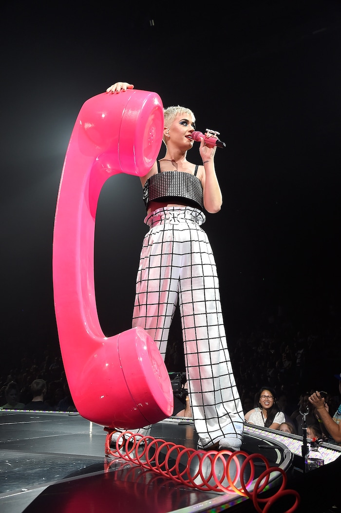 (Photo courtesy Kevin Mazur/Getty) Antony Ginandjar said of Katy Perry’s latest set design: “Obviously, the album has a bit of an ’80s theme, especially on the artwork and all the promo that she’s been doing, and the fashion she’s been inspired by has an ’80s throwback,” Ginandjar said. “So we really wanted to take the ‘Witness’ tour in a direction that felt like the ’80s, that felt like she was an ’80s space traveler.”