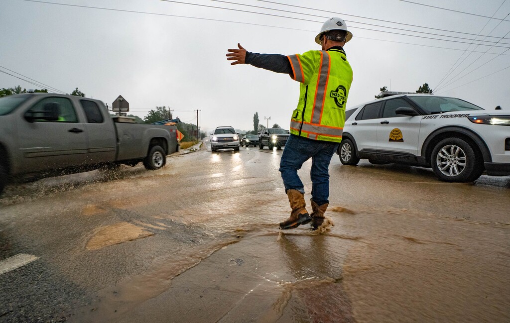 (Francisco Kjolseth | The Salt Lake Tribune) Ongoing rain causes flooding on I-215 at 3300 S. as crews work to mitigate significant flooding along the freeway and redirect traffic.