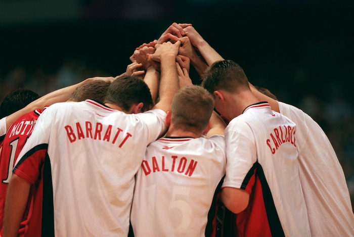 (Steve Griffin  |  Tribune file photo)  The Utes meet at center court one last time before their final game of the 1998 Final Four against Kentucky at the Alamodome in San Antonio, Texas.