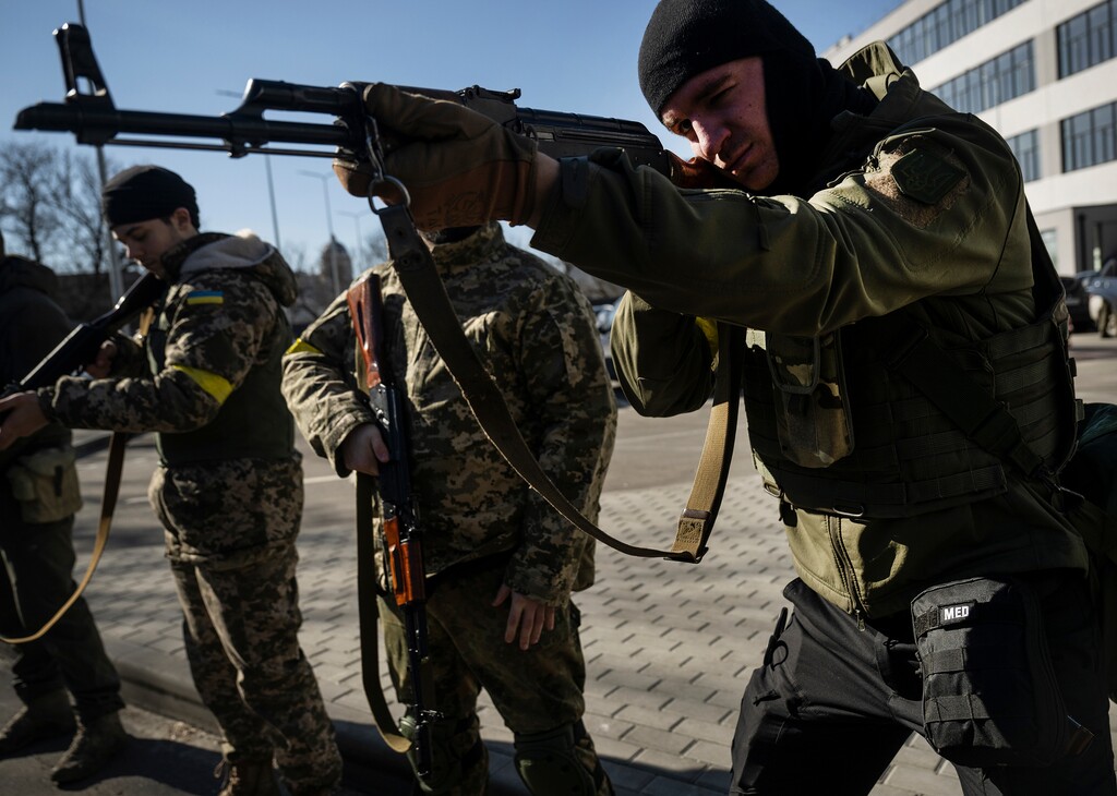 (Lynsey Addario | The New York Times)

Ukrainian volunteer soldiers work with their weapons at a base where rapid training is taking place in Kyiv, Ukraine, Feb. 28, 2022.