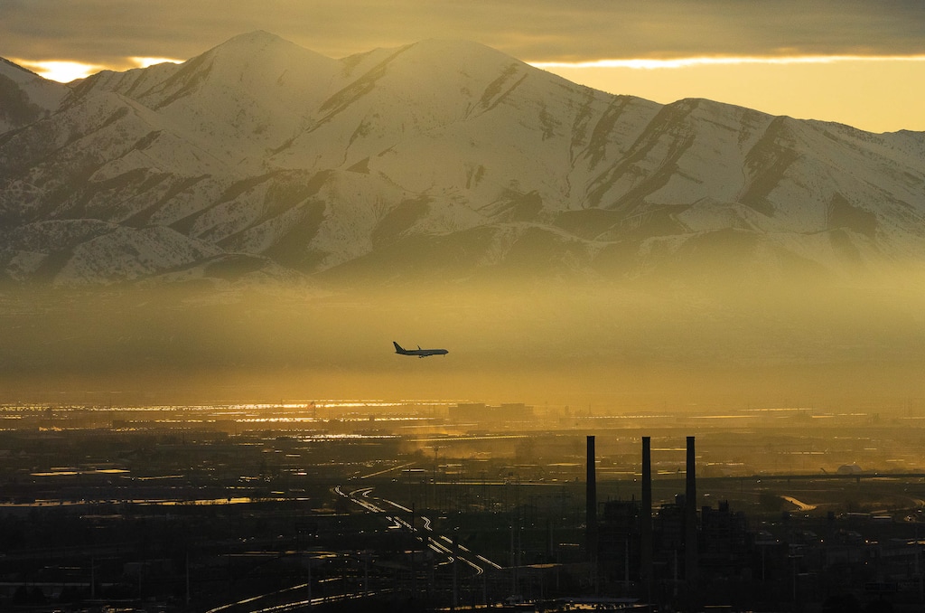 (Francisco Kjolseth | The Salt Lake Tribune) A plane flies into Salt Lake City International Airport as inversion conditions settle into the Salt Lake Valley in February 2022.