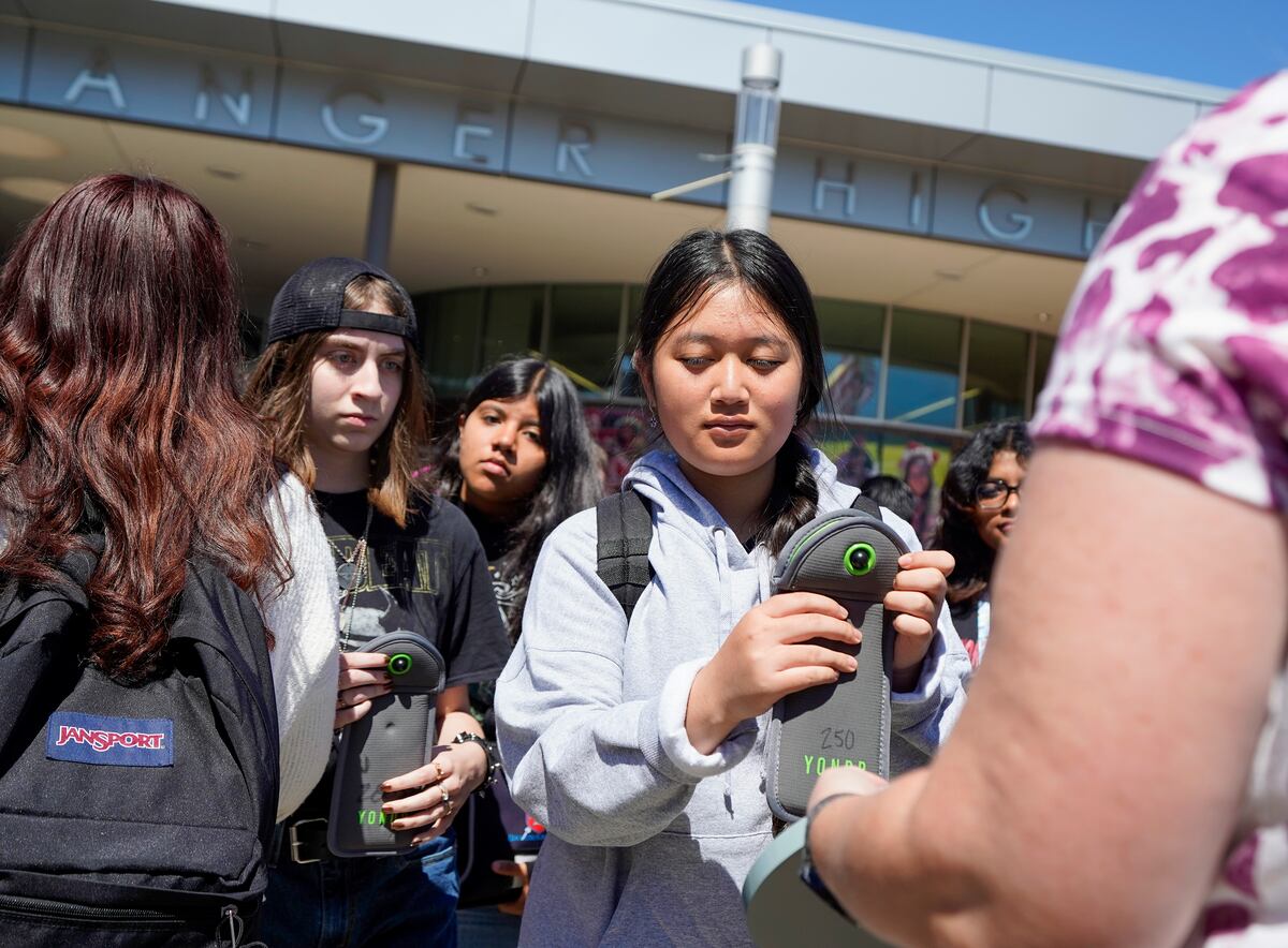 Utah is considering a statewide ban on cellphone use in all public schools